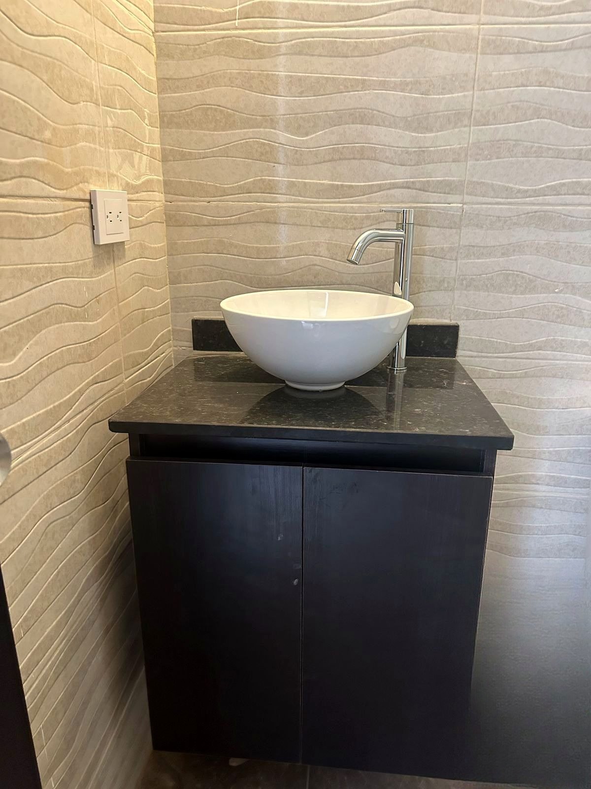 Baño remodelado con mueble y lavamanos de sobreponer