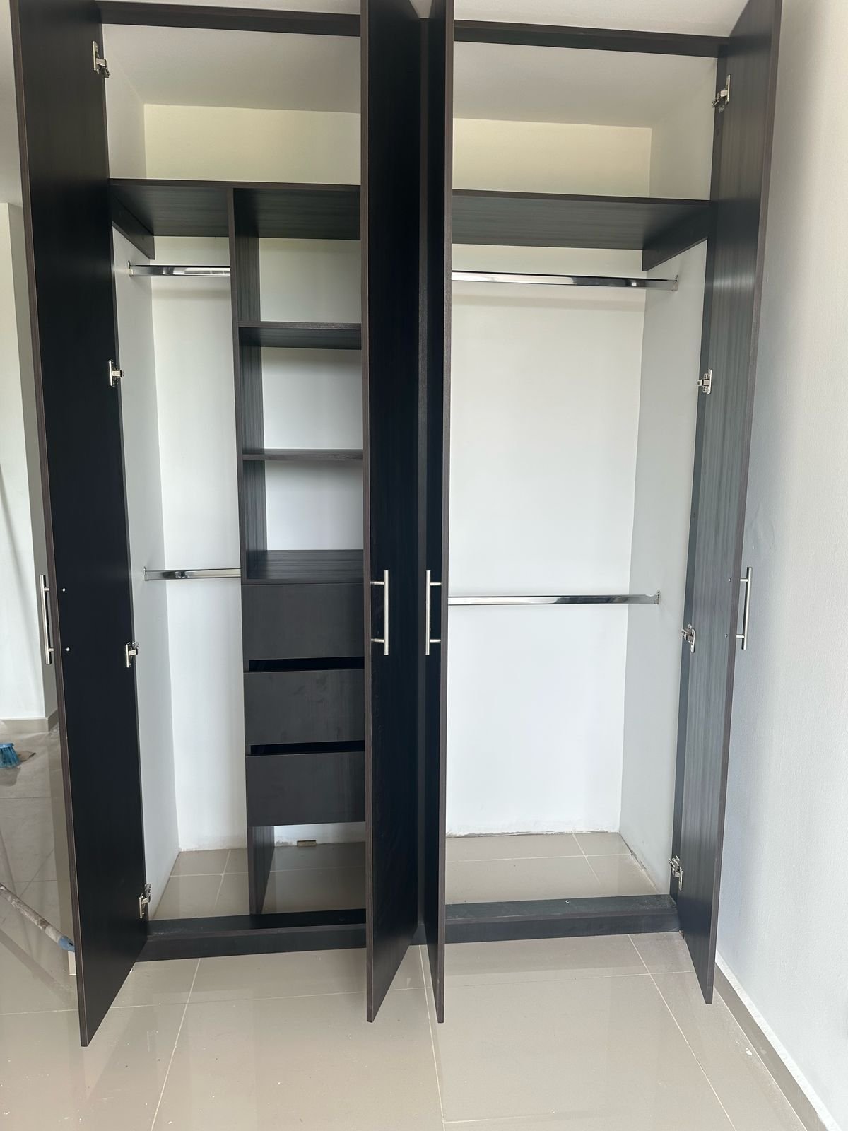 Clóset en madera con entrepaños y cajones