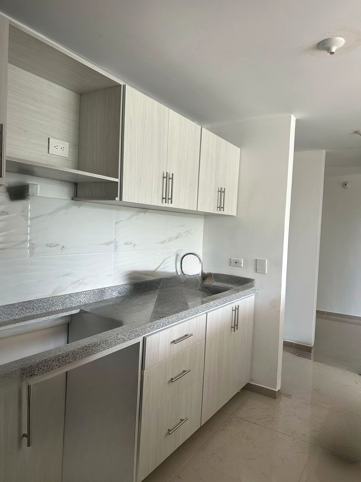 Cocina integral terminada en apartamento