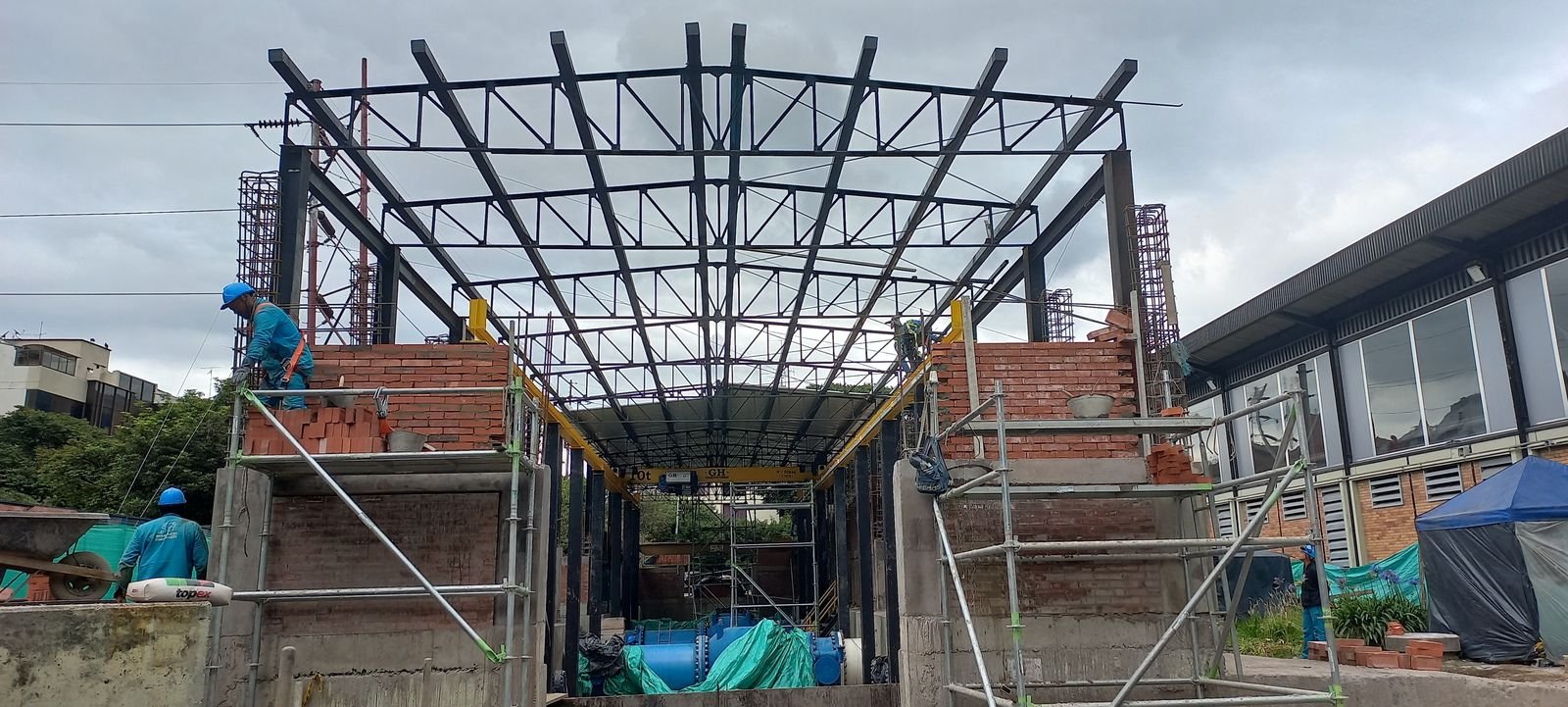 Montaje de estructura metálica de cubierta