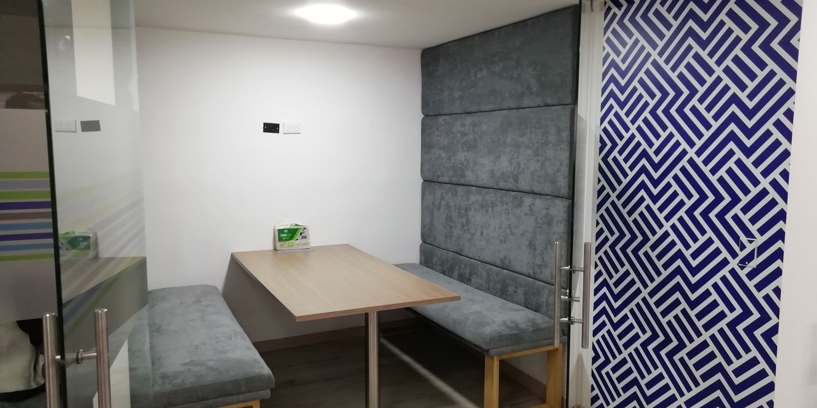 Sala de reuniones con panel tapizado