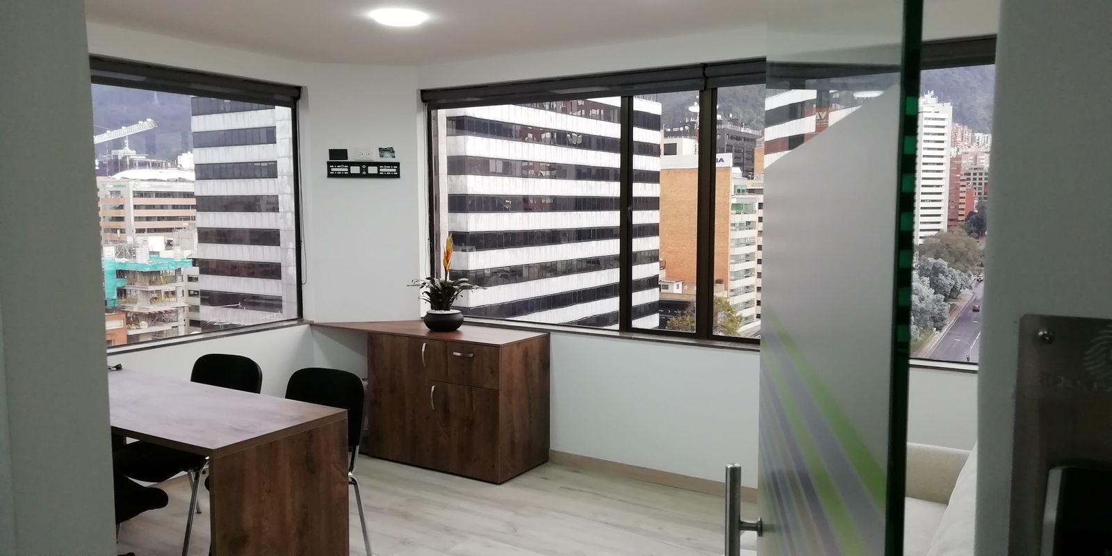 Oficina remodelada con divisiones en vidrio